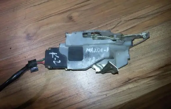 Mazda 323 F Rear door lock
