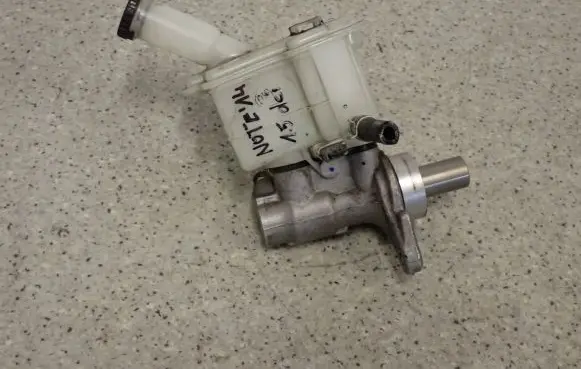 Engine mount vacuum valve