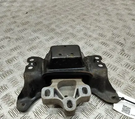 Volkswagen PASSAT B8 Engine mount bracket 5Q0199555AD