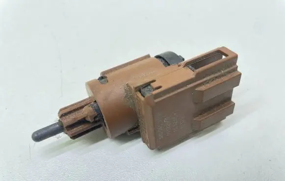 Audi A4 S4 B6 8E 8H Brake pedal sensor switch 3B0945511B 19322009 10370