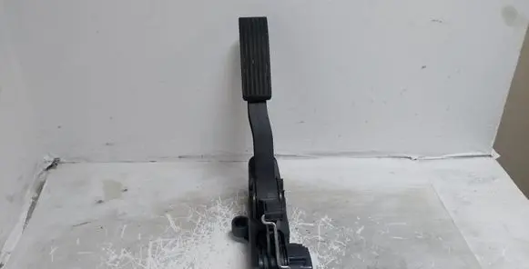 Mercedes-Benz B W245 Accelerator throttle pedal A1693000104 91736020