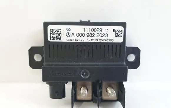 Mercedes-Benz A W176 Charging relay A0009822023 111002910