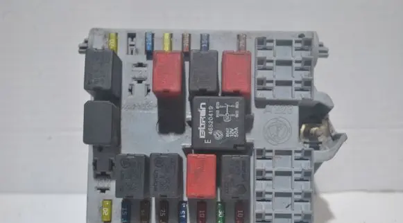 Alfa Romeo 147 Fuse module 46558760