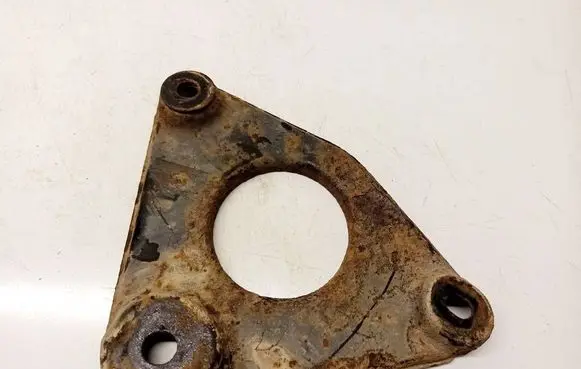 Nissan X-Trail T30 Engine mounting bracket 