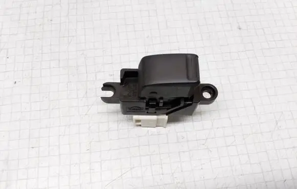 Nissan Almera N16 Electric window control switch
