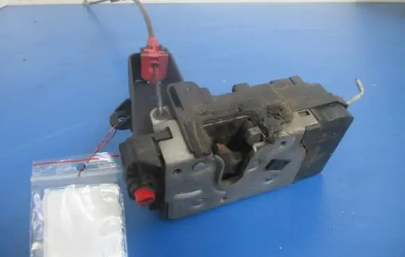 Opel Zafira B Rear door lock 13210739PW