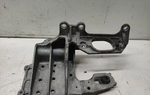 Nissan Qashqai Engine mounting bracket