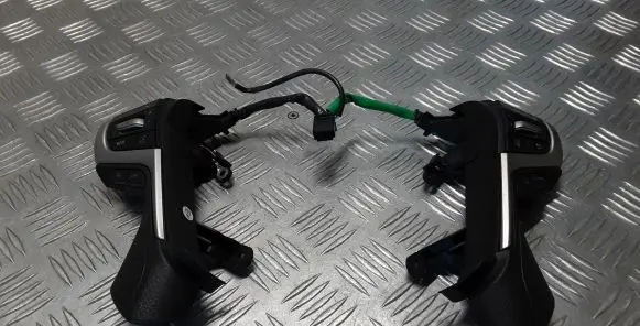 Steering wheel buttons/switches