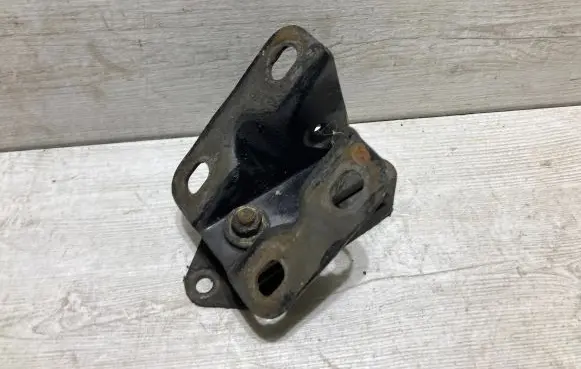 Engine mount vacuum valve
