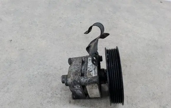 Volvo XC90 Power steering pump 30665100