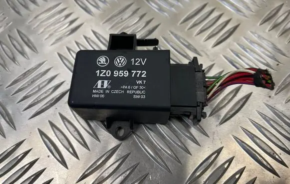 Volkswagen PASSAT B6 Seat heating relay 1Z0959772