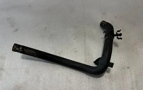 Engine coolant pipe/hose