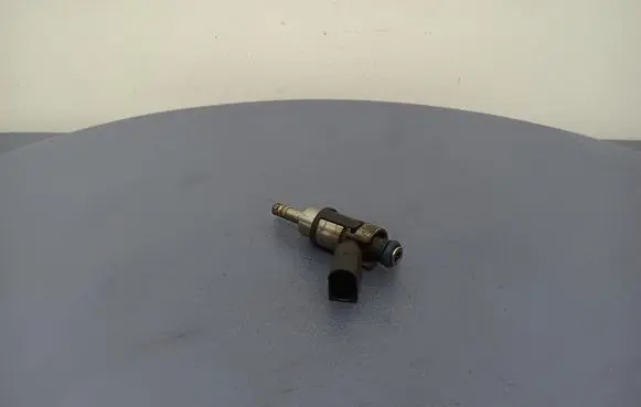 Volkswagen PASSAT B5.5 Fuel injector 0261500014