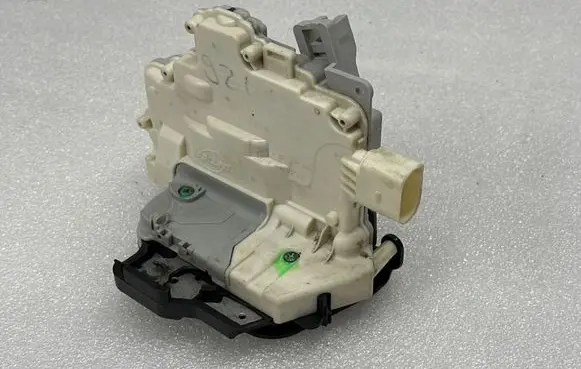 Audi A6 S6 C6 4F Front door lock 4F1837016