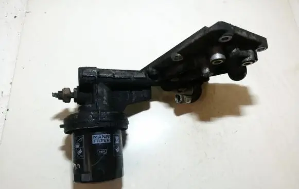 Subaru Legacy Oil filter mounting bracket