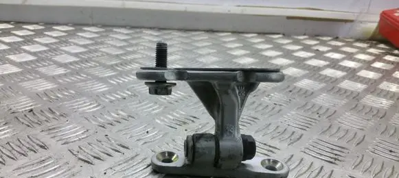 Mercedes-Benz ML W164 Front door upper hinge