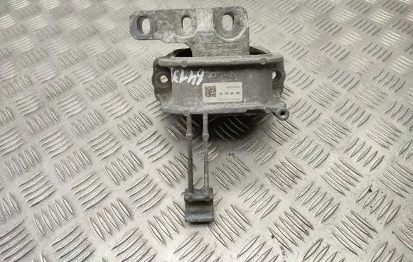 Volkswagen PASSAT B8 Engine mount bracket 5Q0199262DB