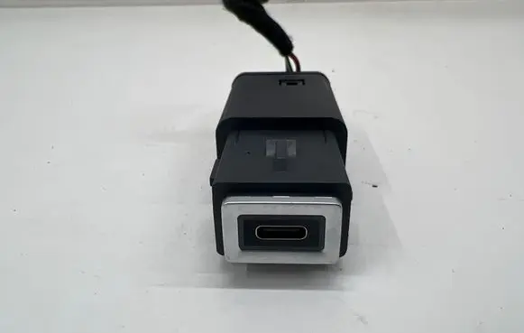 Peugeot 3008 III USB socket connector 9831350680