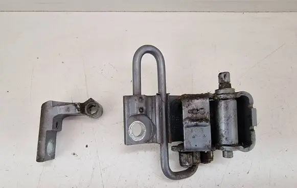 Audi A6 S6 C6 4F Front door lower hinge A046572 8E0831411E A046573