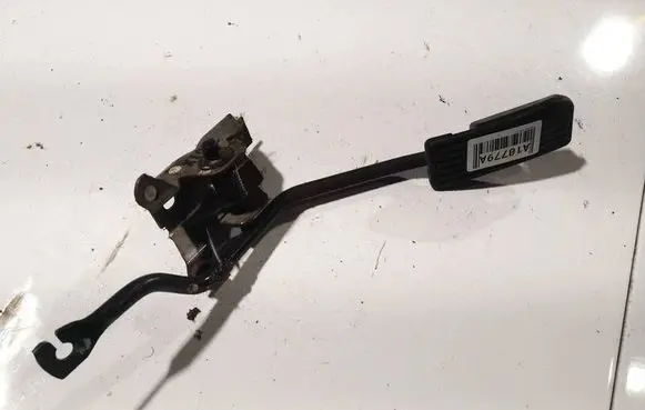 Accelerator throttle pedal