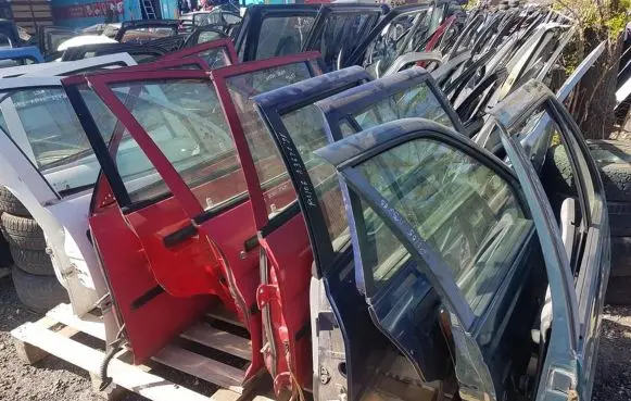 Mazda Demio Rear door raudonos