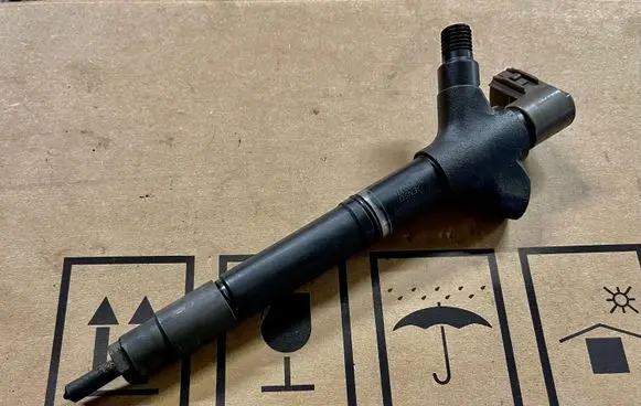 Toyota Avensis T270 Fuel injector 236700R090 03P00274