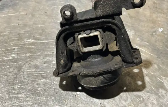 Citroen Berlingo Engine mount bracket 9682026780