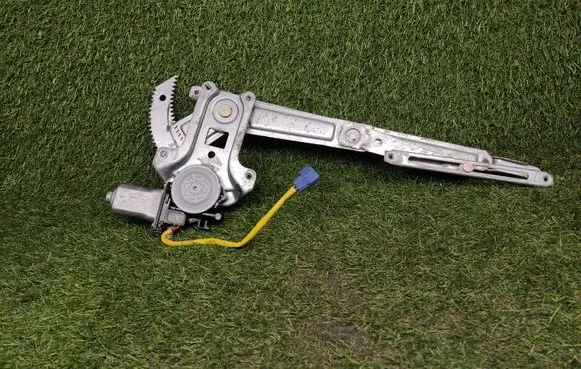Ford Ranger Front door manual window regulator UH725858X 8621002821