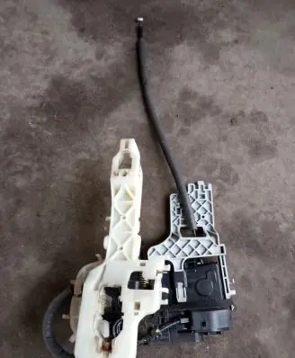 KIA Sportage Front door lock 813203U010