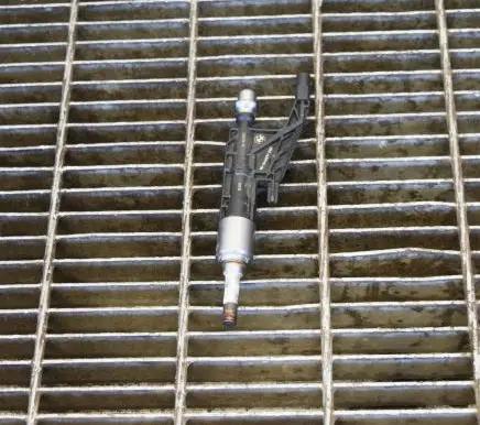 BMW 1 F20 F21 Fuel injector 0261500539 7639990