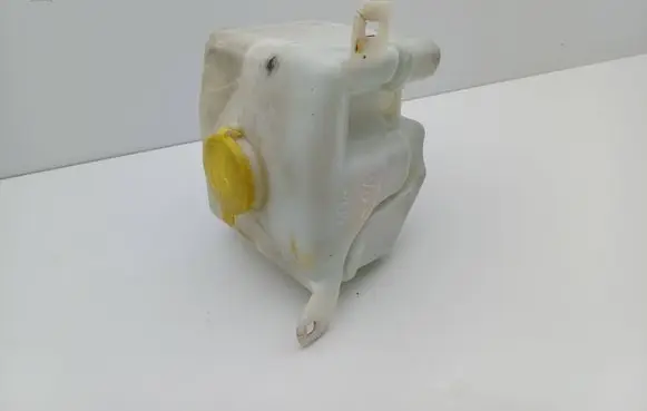 KIA Sportage Windshield washer fluid reservoir/tank 