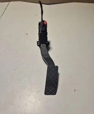Accelerator throttle pedal