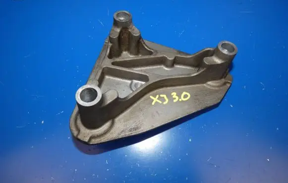 Jaguar XJ X351 Engine mounting bracket 4R8Q6680CB