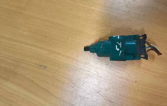 Volkswagen PASSAT B4 Reversing light switch sensor 1C0945501A