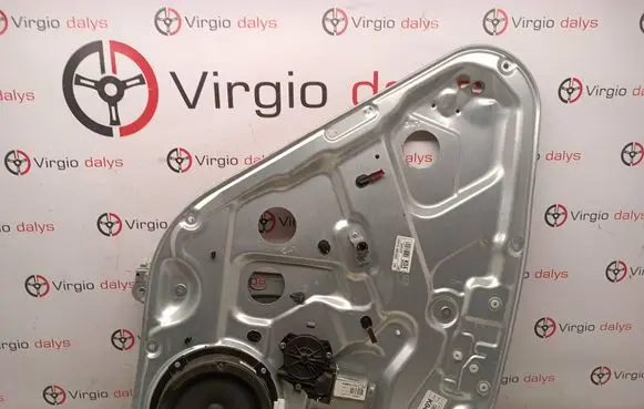 Rear door manual window regulator