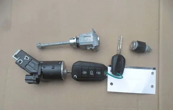 Peugeot 308 Coupe door lock (next to the handle) 