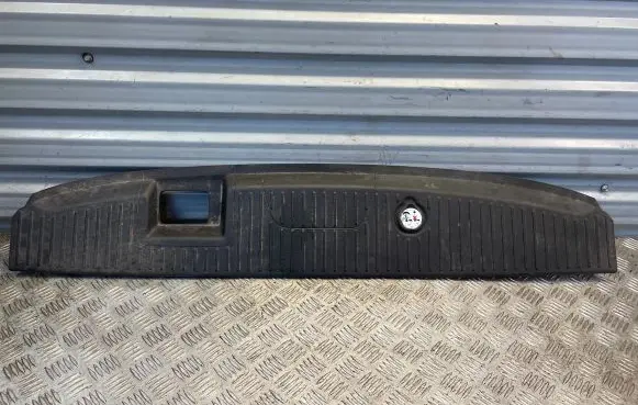 Trunk/boot sill cover protection