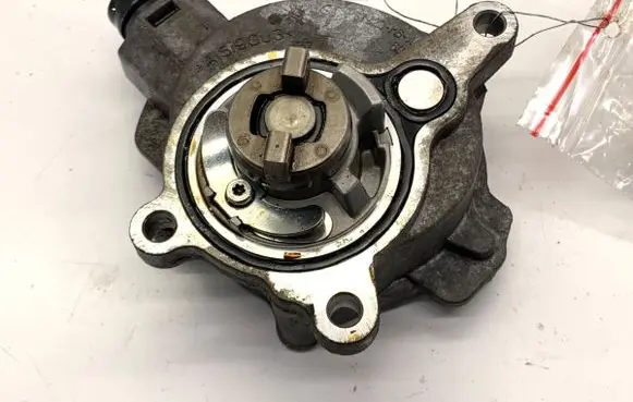Ford Escape III Vacuum pump BB5E2A451BD