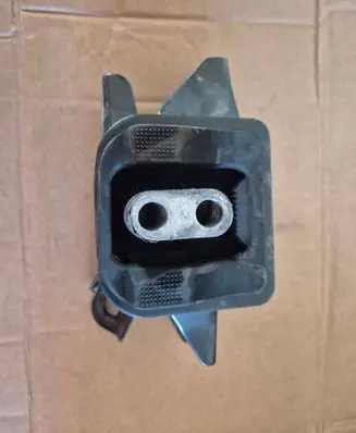 Engine mount bracket