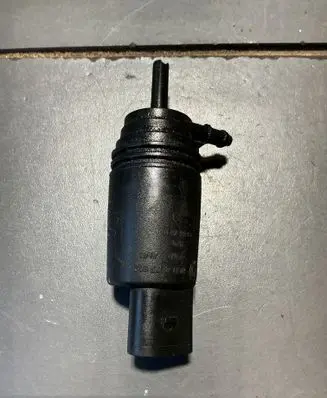 BMW 3 E90 E91 Windscreen/windshield washer pump 8377612