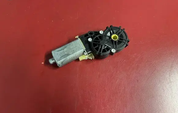 Cadillac SRX Seat adjustment motor 0390201980 370615
