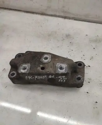 Volkswagen PASSAT B6 Engine mounting bracket