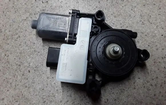 Audi RS Q8 Curtain motor 4M8863560