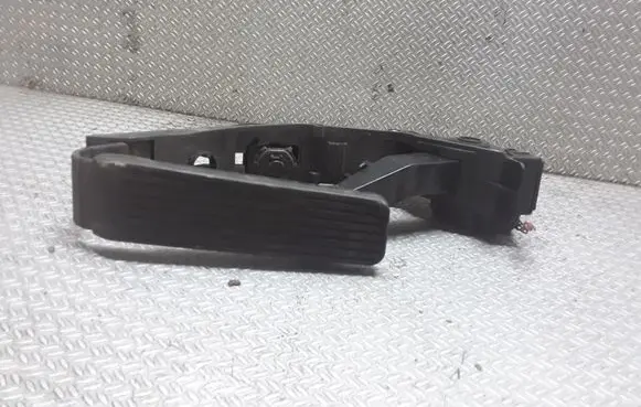 Mercedes-Benz E W211 Accelerator throttle pedal A2113000504