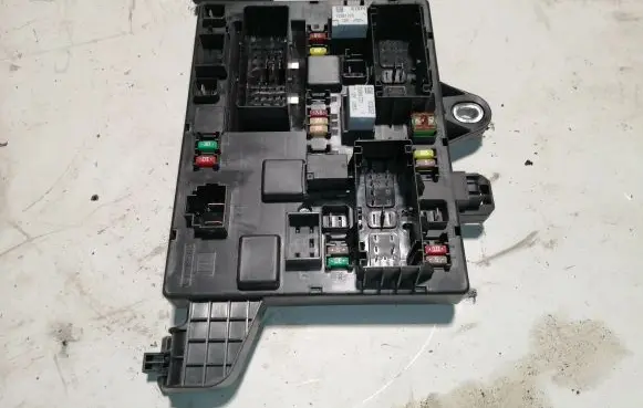 Opel Zafira C Fuse module 20957185