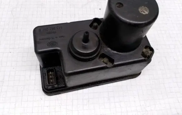 Audi 100 200 5000 C3 Central locking vacuum pump 443862257B