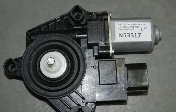 BMW X3 G01 Front door window regulator motor 7457250