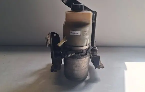 Ford Focus C-MAX Power steering pump 4M513K514BD