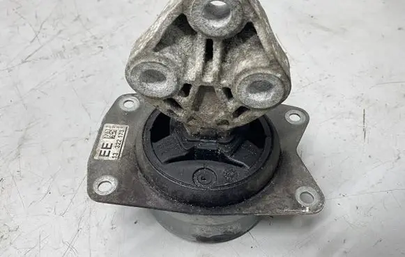 Opel Insignia A Engine mount bracket 13322173