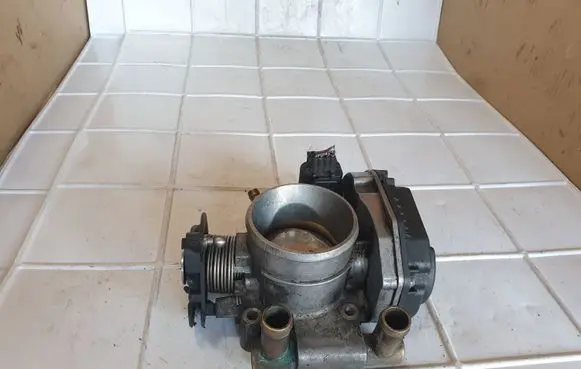 Audi A4 S4 B5 8D Throttle valve 058133063